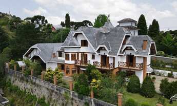 Imagem 2: Uma Propriedade Única em Condomínio Fechado!