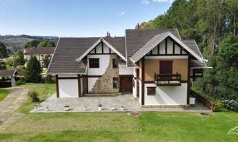 Imagem 4: Propriedade com 6 Suítes e Terreno Amplo em Campos do Jordão!