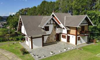 Imagem 2: Propriedade com 6 Suítes e Terreno Amplo em Campos do Jordão!