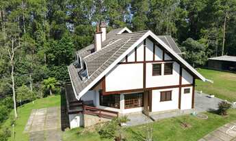 Imagem 3: Propriedade com 6 Suítes e Terreno Amplo em Campos do Jordão!