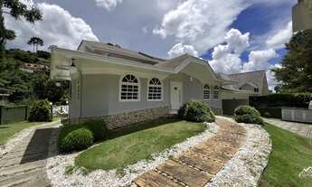 Imagem 2: Luxuosa Casa com Infraestrutura Completa no Alto do Capivari!