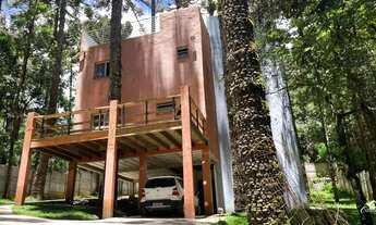 Imagem 3: Refúgio Sereno com Árvores Nativas em Campos do Jordão!