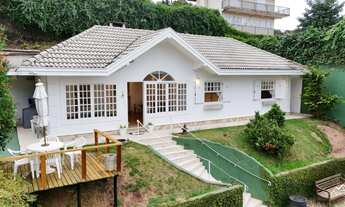 Imagem: Casa em Bairro Tranquilo com Terreno Aproveitável