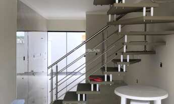 Imagem 3: Sobrado com dois quartos sendo uma suíte, sacada, vaga de garagem e amplo pátio com total