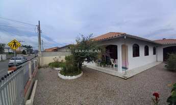 Imagem 2: Casa à Venda no Centro, em Tijucas/SC. Conta com 3 dormitórios sendo 1 suíte, sala e cozin