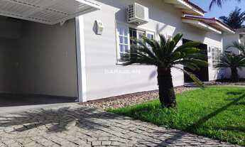 Imagem 3: Casa à Venda no Centro de Tijucas/SC. Conta com 4 dormitórios, 3 banheiros, sala de estar