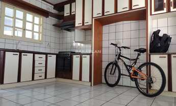 Imagem 5: Casa à Venda no Centro de Tijucas/SC. Conta com 4 dormitórios, 3 banheiros, sala de estar