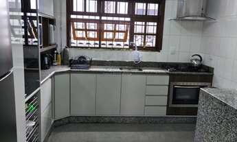 Imagem: Casa ampla e sofisticada com piscina e espaço