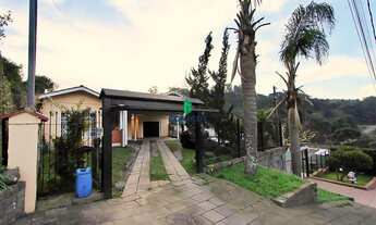 Imagem 2: Ampla Casa com 3 Dormitórios e Grande Pátio no Bairro Medianeira