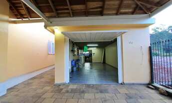 Imagem 4: Ampla Casa com 3 Dormitórios e Grande Pátio no Bairro Medianeira