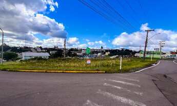 Imagem: Amplo terreno de esquina com frente para