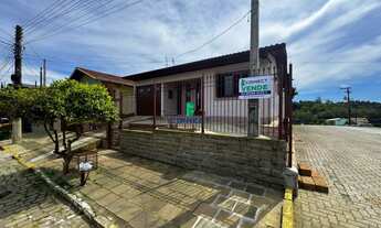 Imagem: Casa de alvenaria em lote de esquina com