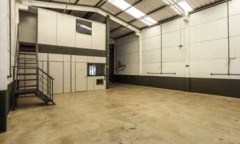 Imagem 6: Pavilhão, 2 banheiro, 2 vagas na garagem, 220M² de Área Total