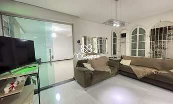 Imagem 2: Casa à venda no Centro de Betim com excelentes potenciais! Confira mais detalhes abaixo