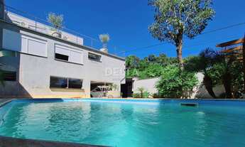 Imagem: Casa com 04 dormitórios, 01 suíte. Bairro