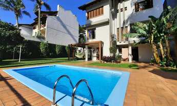 Imagem 1: Casa espetacular! Com 380 m², 3 dormitórios (1 suíte), pátio amplo com pequena quadra de f