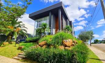 Imagem: Exuberante Casa de Esquina, Condomínio