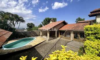 Imagem: Casa semimobiliada com piscina e vista panorâmica