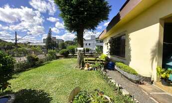 Imagem: Casa plana de esquina, com 04 dormitórios