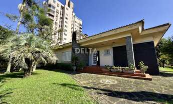 Imagem: Casa Comercial com Amplo Terreno no Bairro