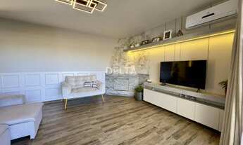 Imagem 2: Linda Casa Reformada com Vista no Ideal