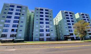 Imagem 2: Apartamento semimobiliado, com 3 quartos, sala de estar e jantar, e 1 vaga de garagem. Loc