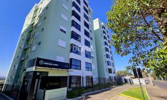 Imagem 3: Apartamento semimobiliado, com 3 quartos, sala de estar e jantar, e 1 vaga de garagem. Loc