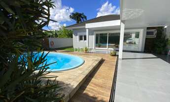 Imagem: Casa com 3 quartos, e pátio com piscina