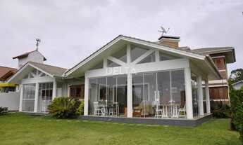 Imagem: Casa com 4 suítes e Amplo Terreno no bairro