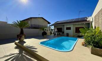 Imagem: Casa semimobiliada, pátio e piscina à