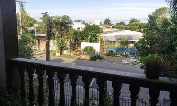 Imagem 6: Casa Igara, parte de cima com pátio churrasqueira e mais dois quartos com banheiro e cozin