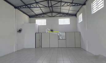 Imagem 3: Loja comercial com ampla vitrine