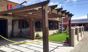 Imagem: Casa com escritório e piscina na avenida