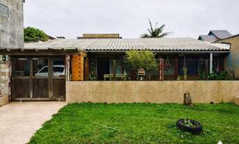 Imagem: Casa com 3 dormitórios e 2 banheiros próximo