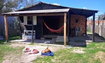 Imagem: Casa de madeira com 1 dormitório