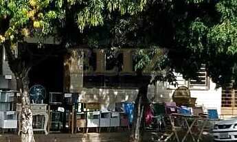 Imagem 2: Loja comercial de esquina com apt em cima