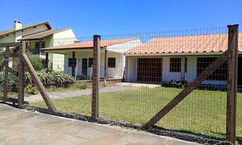 Imagem 2: Casa com Churrasqueira e Lareira em Cidreira - Mobiliada e Próxima de Comércios e do Mar