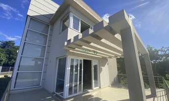 Imagem: Casa com arquitetura moderna em bairro nobre