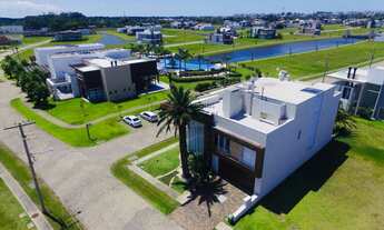 Imagem 4: Mansão Decorada de Esquina com Elevador