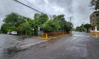 Imagem: Terreno com casa antiga