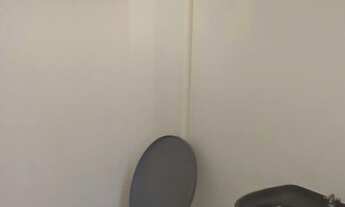 Imagem 4: Sala comercial com aproximadamente 50m², 01 banheiro, lavanderia e poço de luz. Estacionam