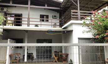 Imagem: Casa de dois pisos com sala Comercial