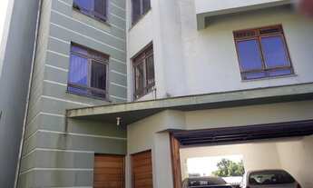 Imagem 2: BELÍSSIMA CASA COM 3 PISOS COM SUÍTE COM SACADA , MAIS 2 DORMITÓRIOS, PISCINA EM LOCAL FEC