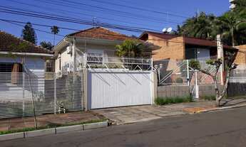 Imagem 2: Casa de alvenaria com 3 dormitórios, com 217,67 m2 em terreno de 484,47 m2 no centro da c