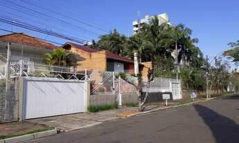 Imagem 3: Casa de alvenaria com 3 dormitórios, com 217,67 m2 em terreno de 484,47 m2 no centro da c