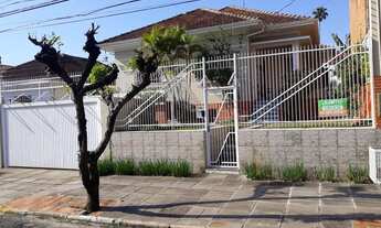 Imagem 4: Casa de alvenaria com 3 dormitórios, com 217,67 m2 em terreno de 484,47 m2 no centro da c