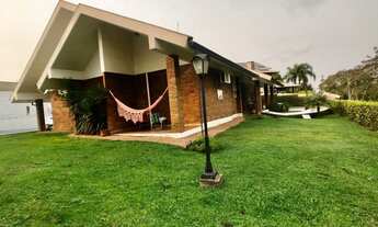 Imagem: Casa com amplo pátio e piscina no Bairro