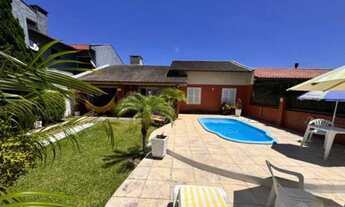 Imagem 1: Linda Casa com piscina e pátio no centro de Imbé!