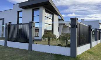 Imagem 2: Casa de esquina com excelente padrão construtivo no centro de Imbé!