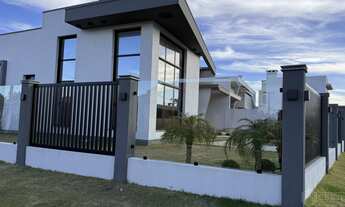 Imagem 3: Casa de esquina com excelente padrão construtivo no centro de Imbé!